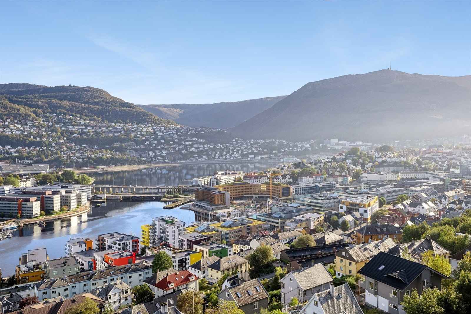 Fantastisk utsikt fra stue og balkong mot bl.a. Puddefjordsbroen, Damsgårdsundet, og de majestetiske byfjellene rundt. Galleribilde