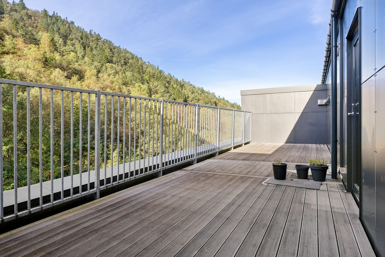 Felles takterrasse nr 2 er vendt mot Løvstakken. Den nye og populære Løvstien som følger foten av Løvstakken ligger like ved blokken. Turveien strekker seg fra Øvre Kråkenes til Melkeplassen og er ca 6,4 km lang. Galleribilde