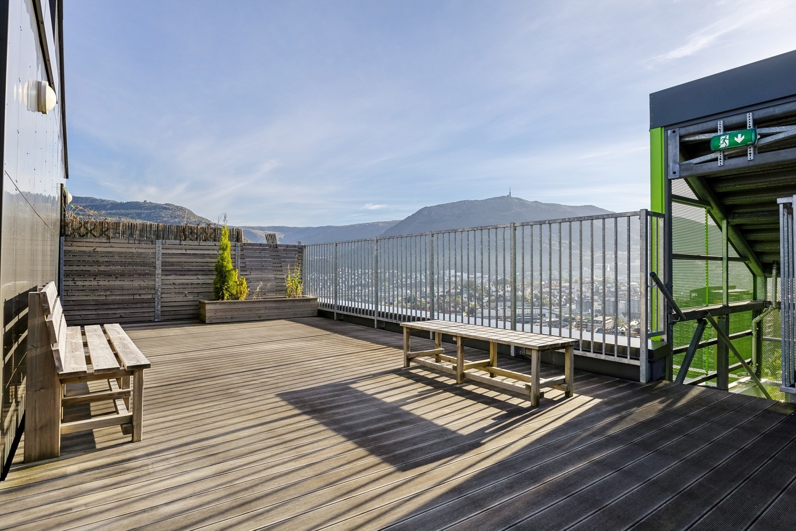 Leiligheten har tilgang til to takterrasser med nydelig utsikt og gode solforhold, perfekt for avslapning og sosiale sammekomster. Galleribilde