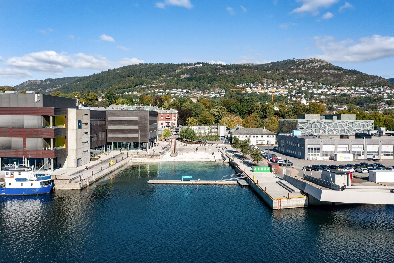 En kort gåtur over "Småpudden" tar deg til Møhlenpris, Marineholmen og Nygårdsparken på få minutter. Her kan man nyte solskinnsdager i parken og på stranden ved BI med gode venner. Galleribilde