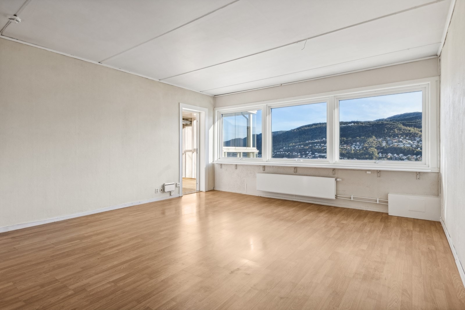 Stuen er av god størrelse med fantastisk utsikt. Store vinduer som inviterer utsikten inn. Galleribilde