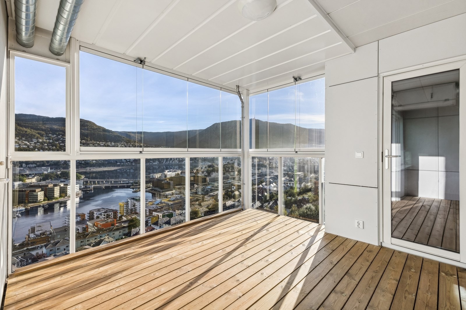 Leiligheten har en flott beliggenhet i blokkens 7. etasje med fantastisk utsiktsforhold. Galleribilde