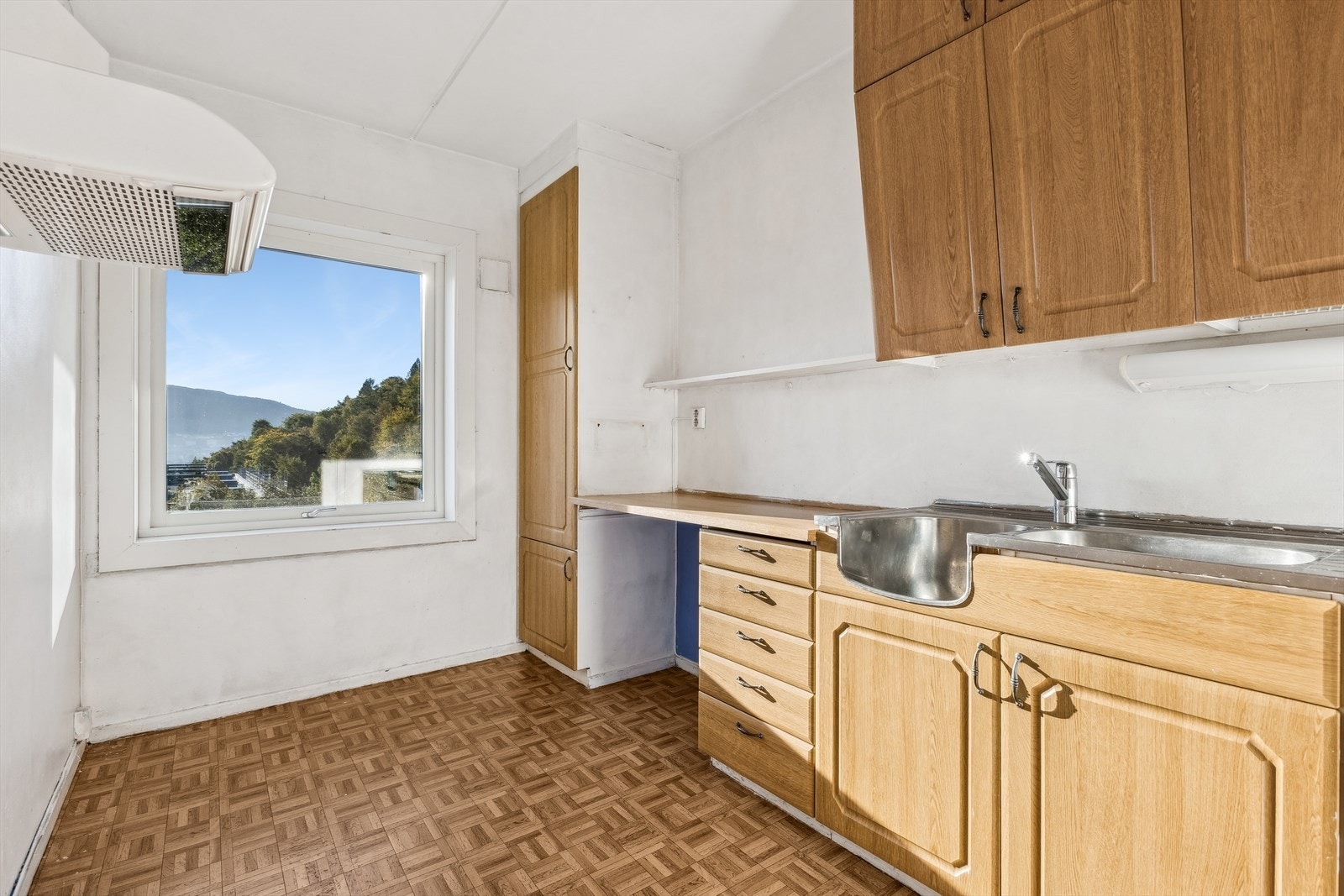 Kjøkken er eldre og har mangler ut ifra dagens stander på innredning. Det må påregnes oppgradering/ utskiftning av kjøkken. Kjøkkenet har gode lys - og utsiktsforhold. Galleribilde