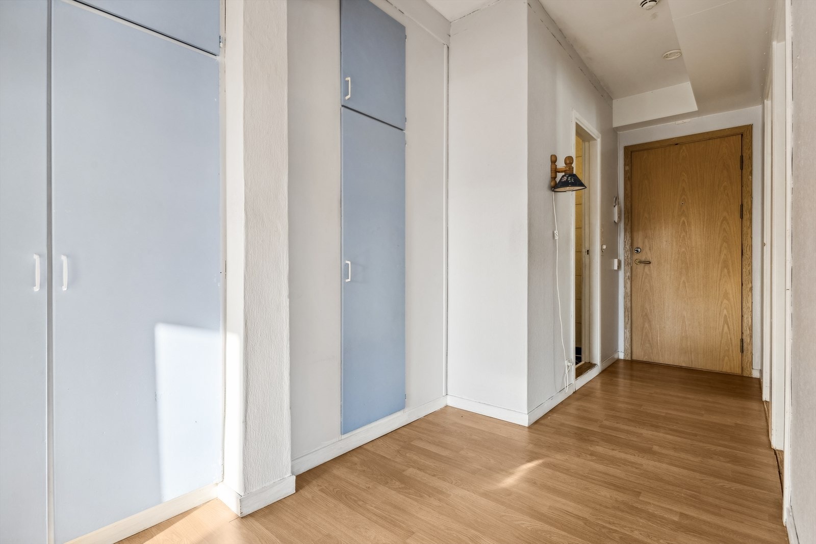 Entre av god størrelse. Dørcalling på vegg. Galleribilde