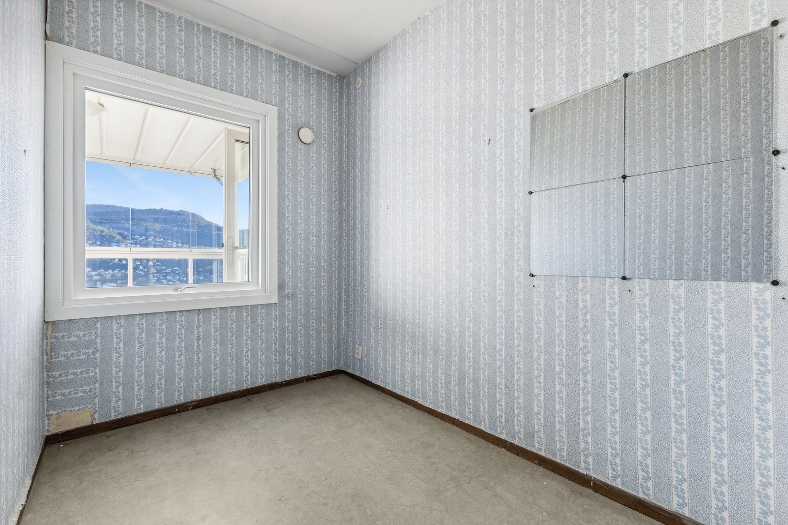 Soverom 2 med gode lys- og utsiktsforhold. Galleribilde