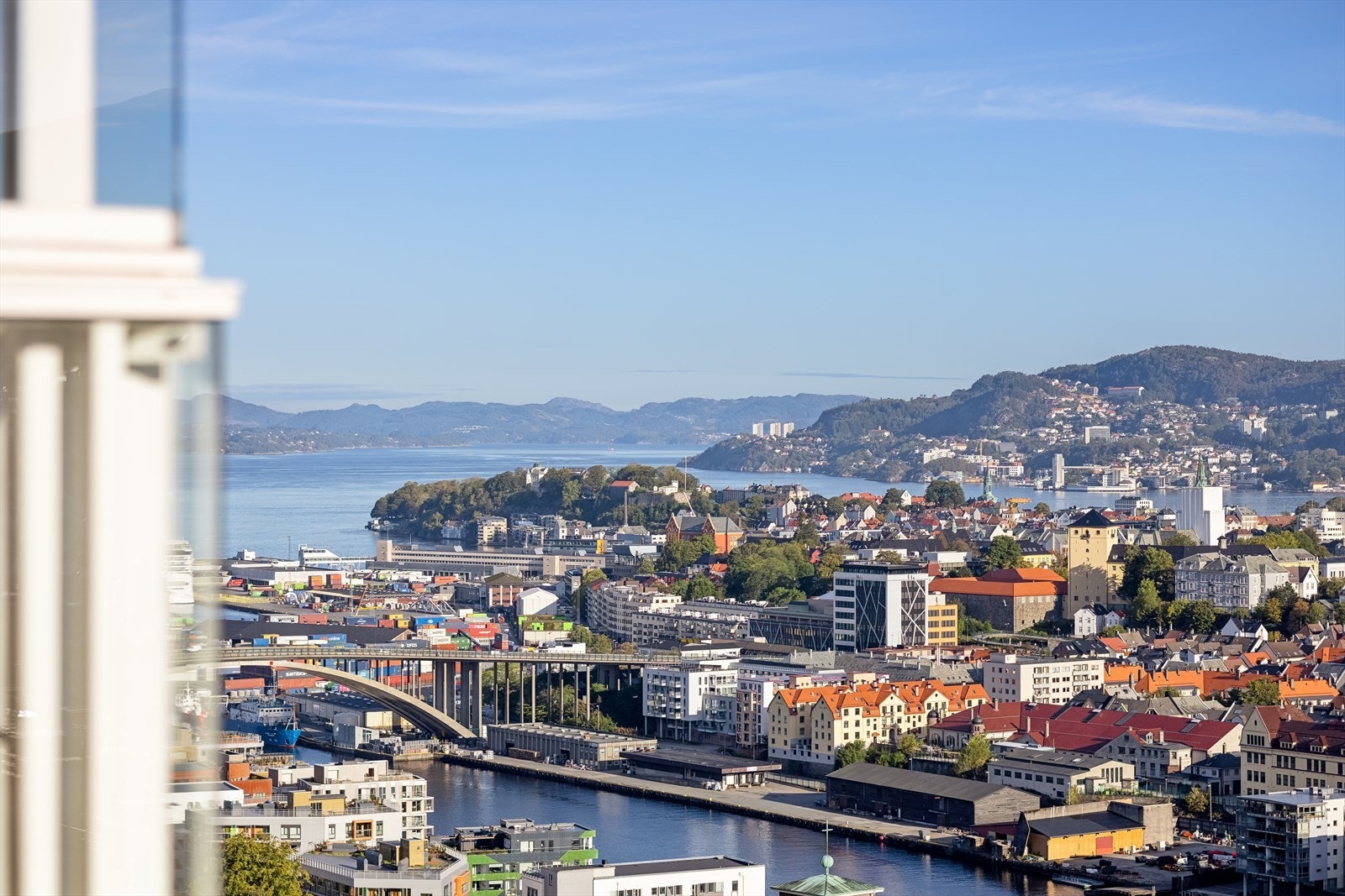 Fra stuen og balkongen kan man bl.a. se deler av byfjorden, området rundt Puddefjordsbroen, Damsgårdsundet, og noen av de omkringliggende byfjellene. Galleribilde