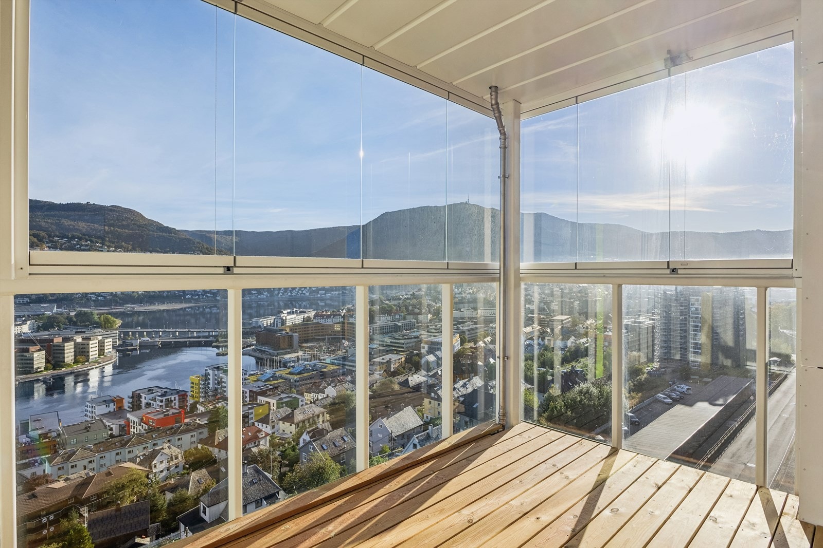 I forbindelse med rehabilitering som ble gjennomført i perioden 2017 - 2021 fikk leilighetene nye og romslige innebygde balkonger. Galleribilde