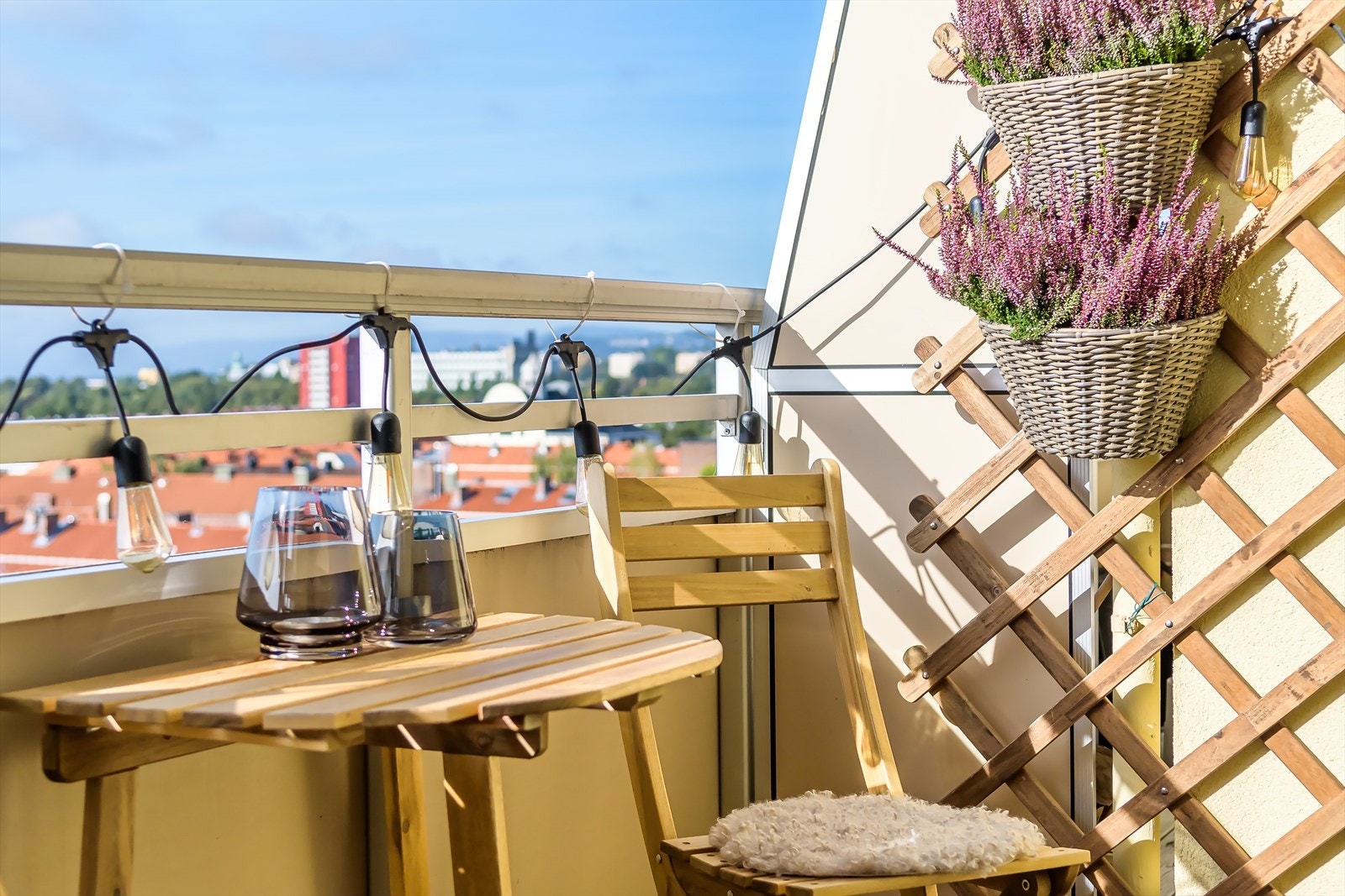 Det er god plass for en liten sittegruppe og beplantning Galleribilde