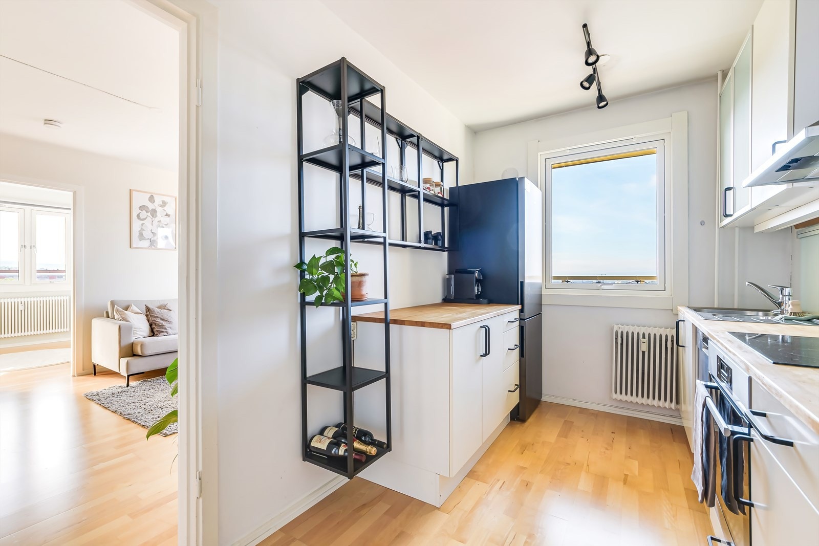 Kjøkkenet er godt utnyttet med rikelig skap- og benkeplass, for både oppbevaring og matlagning Galleribilde