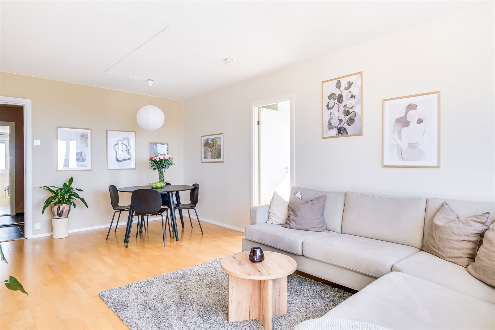 Det er gode møbleringsmuligheter for sofagruppe, stort spisebord og annet møblement Galleribilde
