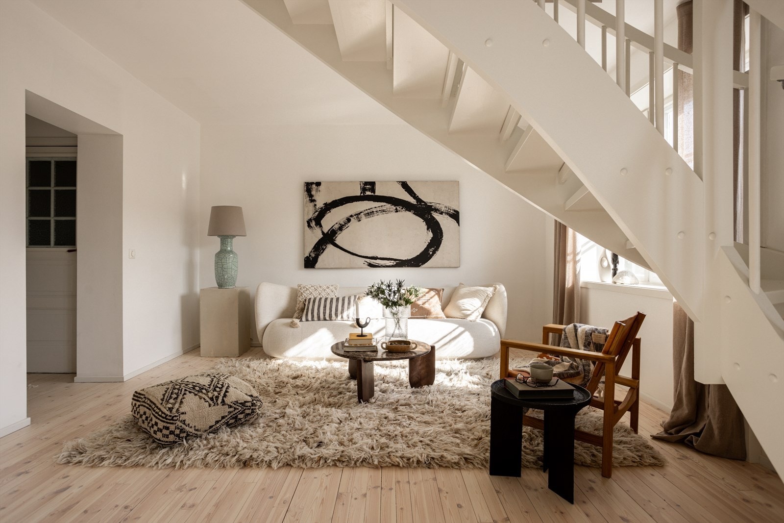 Stuen er lysmalt og på gulvet er det flotte tregulv som nylig er slipt. Gulvet ble slipt i 2024. Takhøyden i stuen er på 2,61 meter. Galleribilde