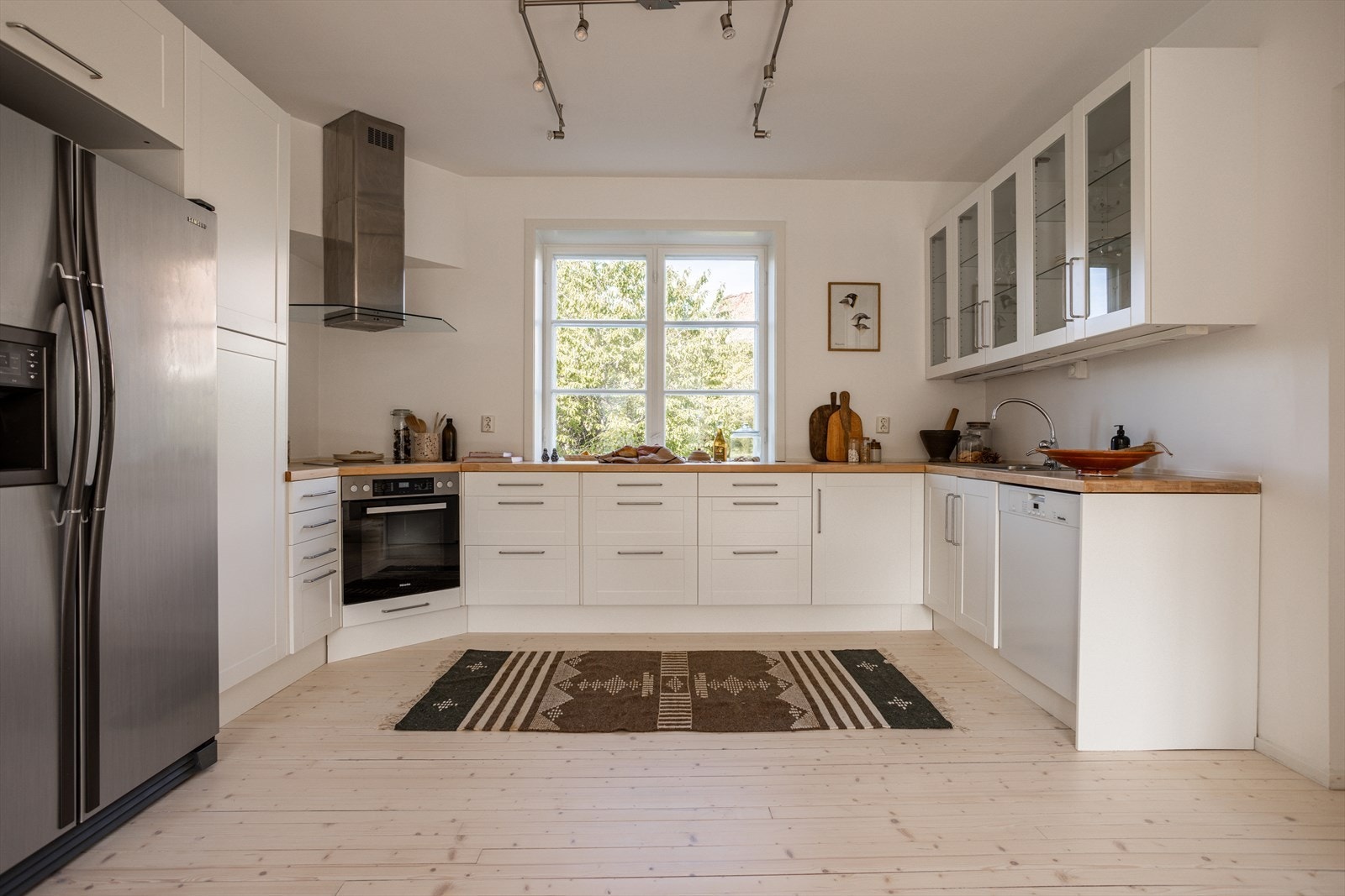 Innredningen består av heltre benkeplate, ventilator vifte og nedfelt kum. Galleribilde