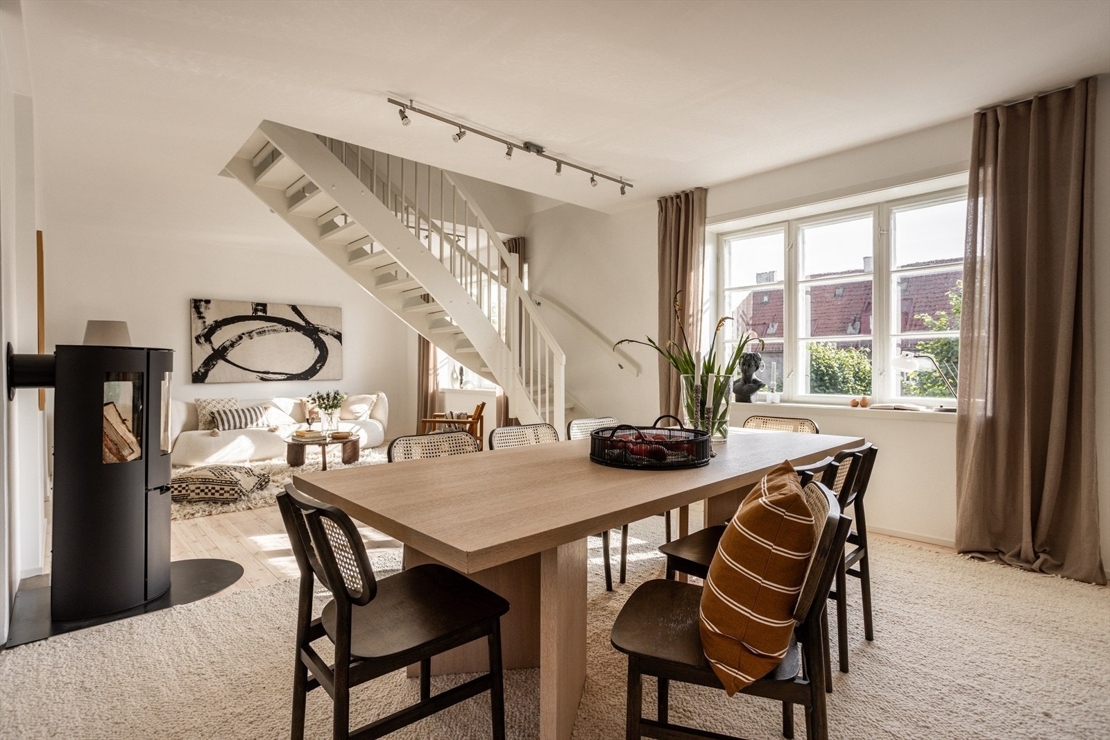 Fint plassert i rommet er det en lun og stemningsfull peisovn - en ypperlig varmekilde på kaldere dager. Galleribilde