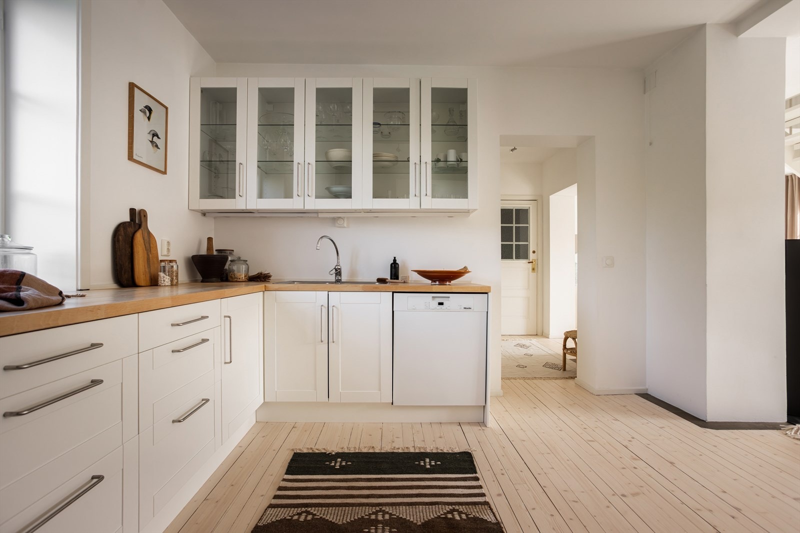 Videre er det integrert komfyr og keramisk koketopp. Det er rikelig med både skap- og benkeplass til matlagingen. Galleribilde