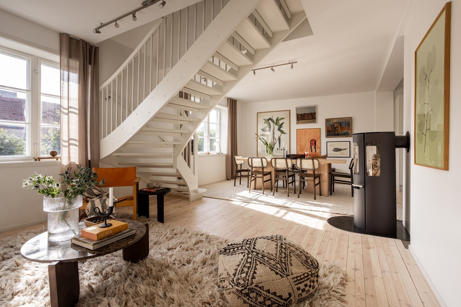 Innvendig har boligen store og åpne rom med store vindusflater som slipper inn rikelig med naturlig sollys. Galleribilde