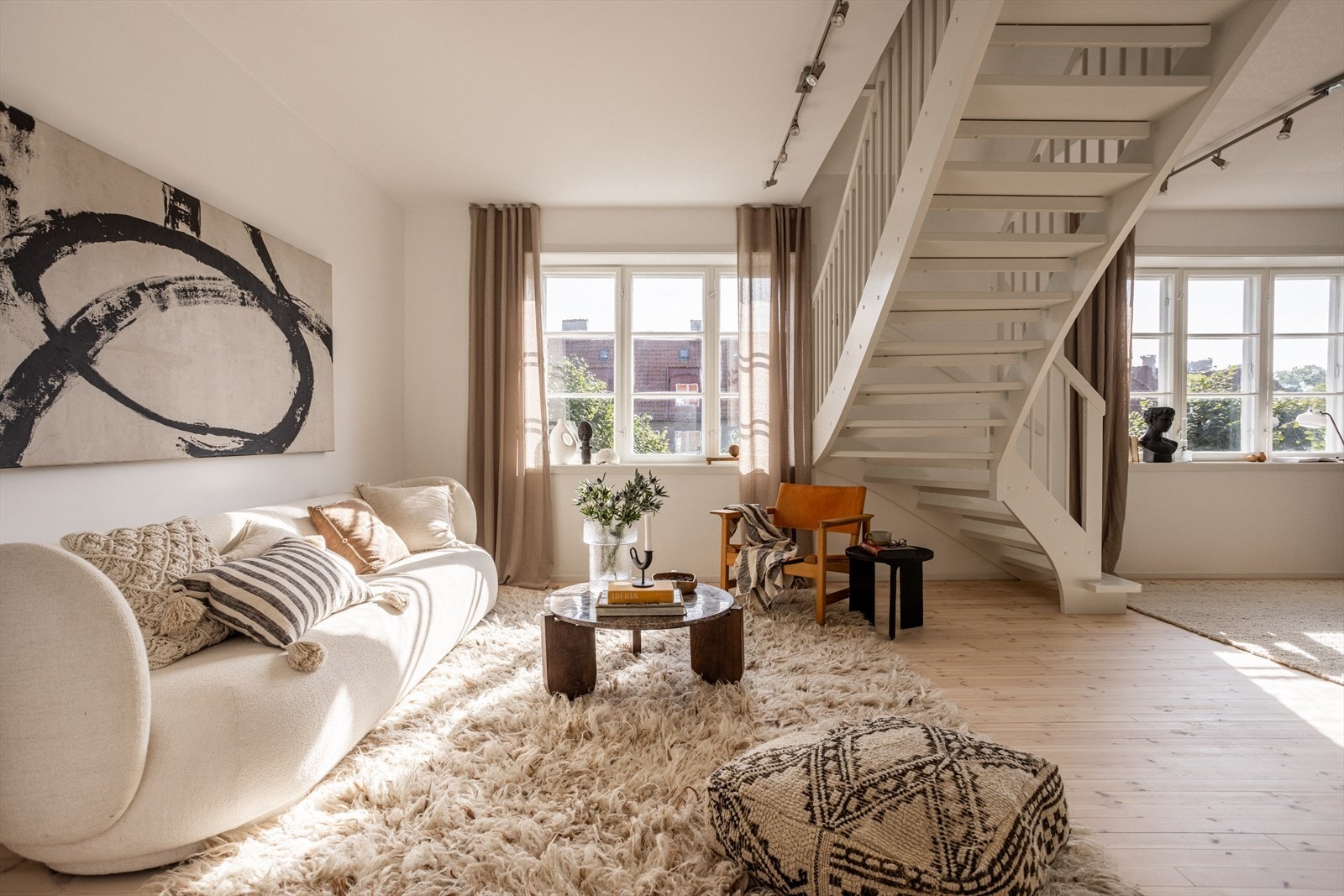 Stuen er møbleringsvennlig, og har naturlige soner for både sofaseksjon og spisebord. Galleribilde