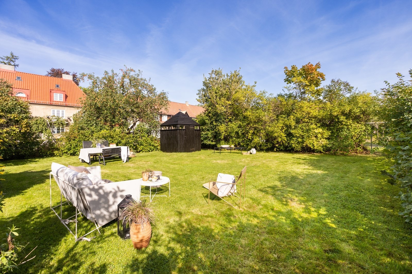 Boligen har fin tilgang til en fantastisk hageparsell av meget god størrelse. Her befinner man seg høyt og fint til med meget gode solforhold. Galleribilde