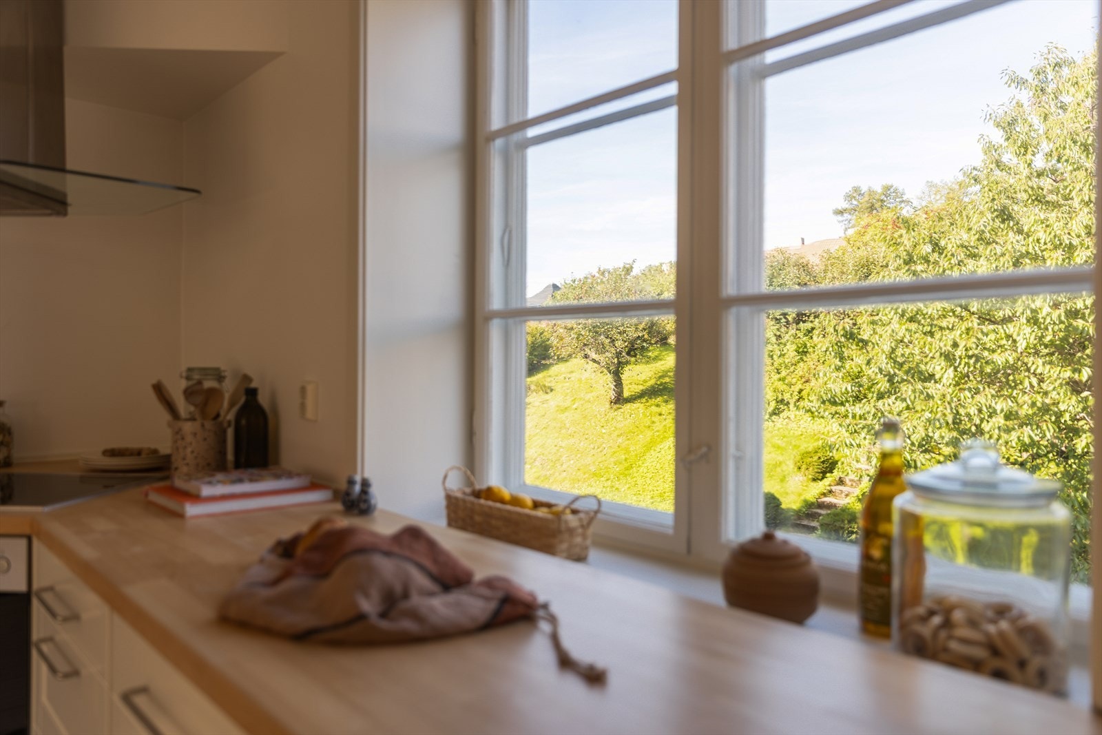 Fra kjøkkenvinduet er det fantastisk utsikt til frodige og grønne omgivelser. Galleribilde