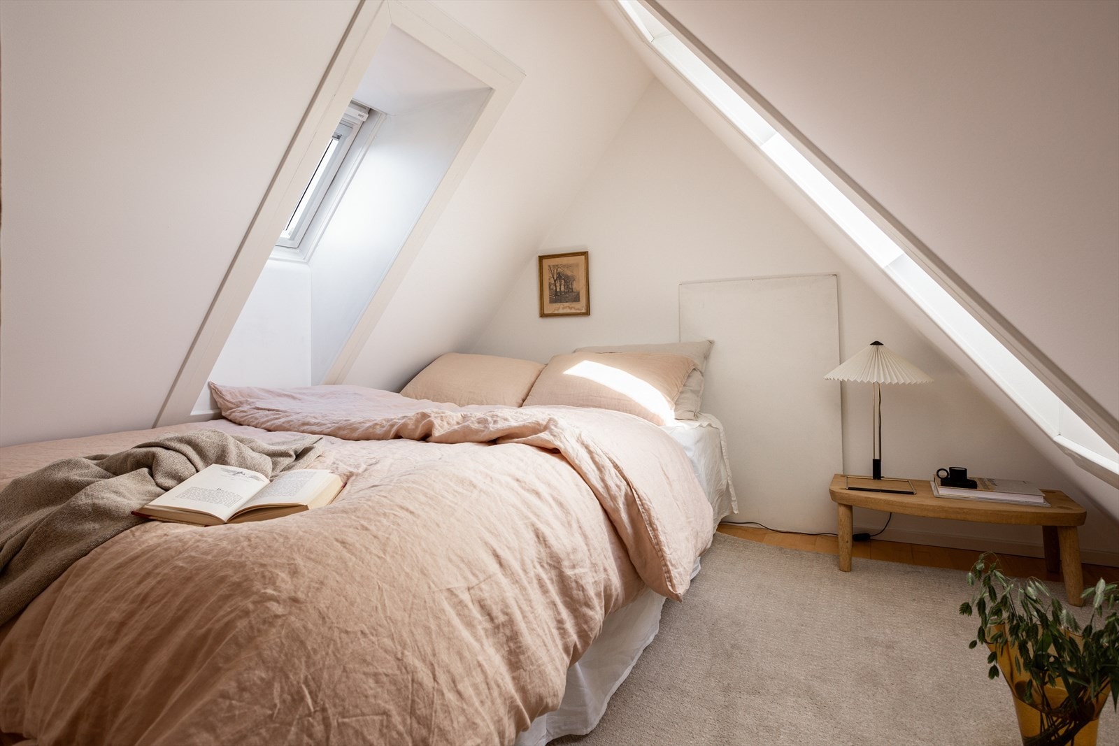 Fra loftet er det tilgang til en praktisk hemsløsning som kan benyttes og innredes på flere måter. Galleribilde