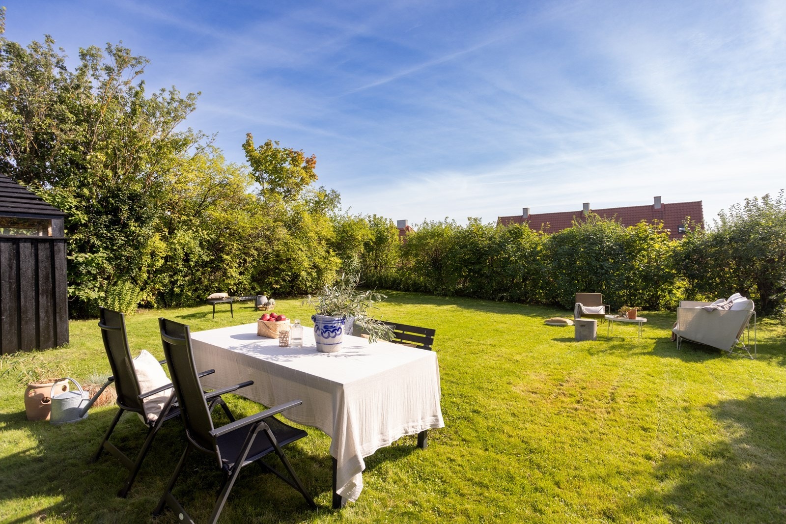 Hagen byr på flere soner for både hygge og avslapning, samt lek og moro. Det er en praktisk utebod for ekstra lagringsplass. Galleribilde