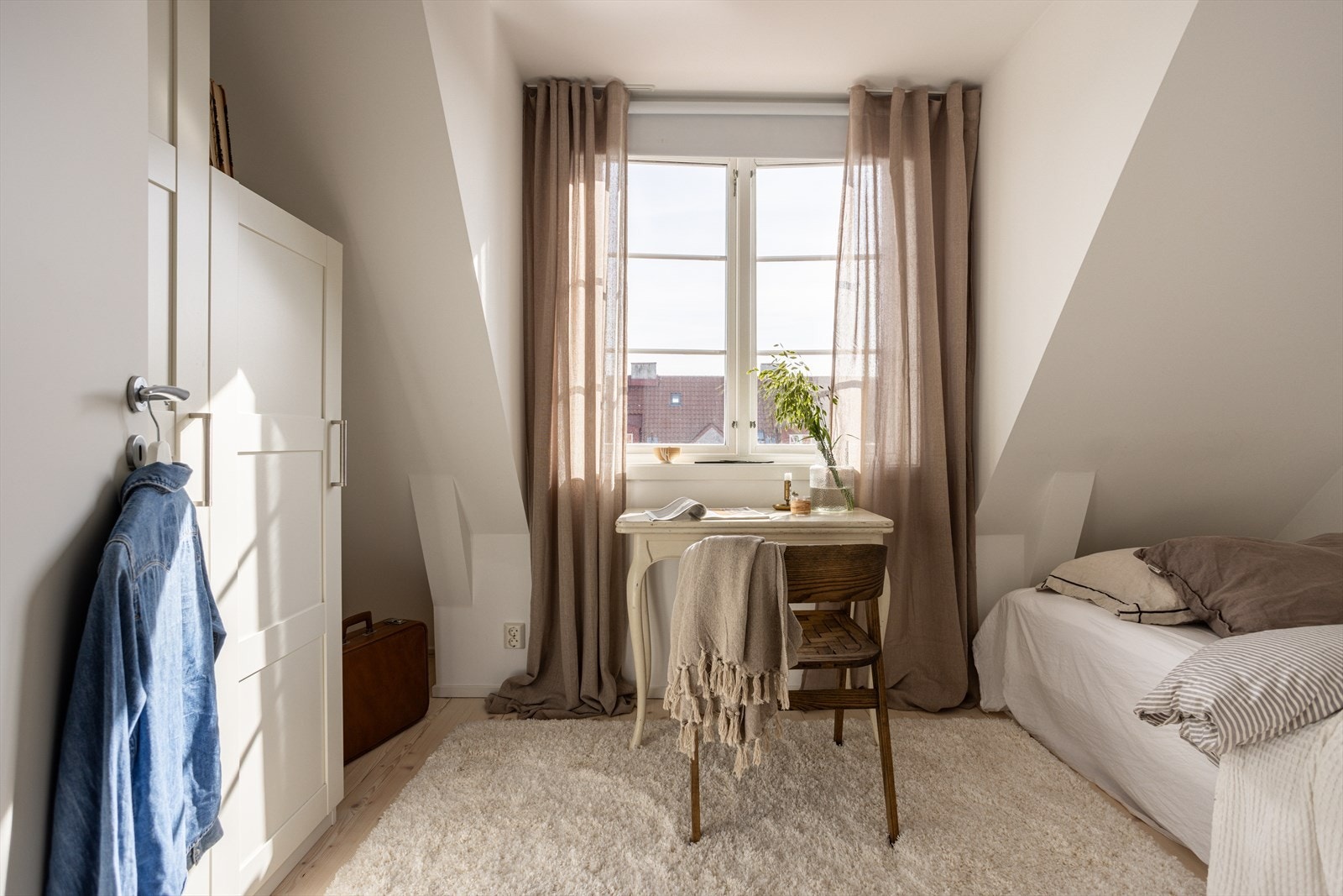 Det øvrige soverommet i etasjen har god plass til seng, garderobe og øvrig møblement etter ønske. Galleribilde