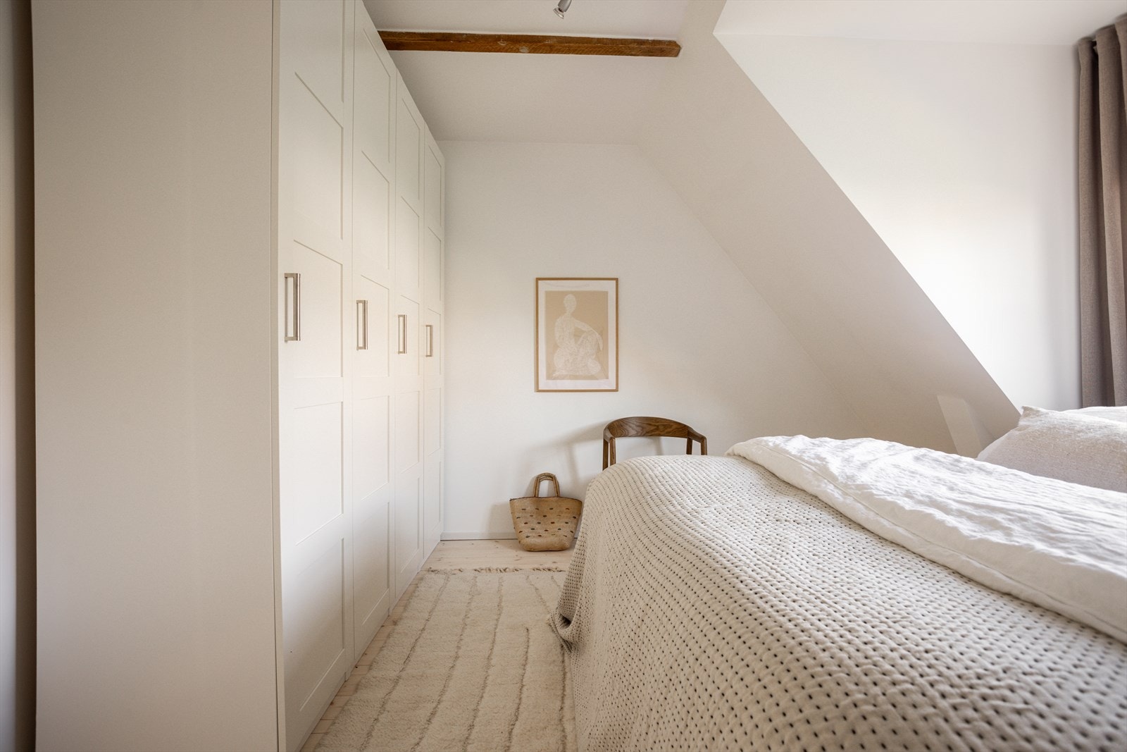 Det er god plass til dobbeltseng med tilhørende møblement, og stor garderobeløsning. Galleribilde