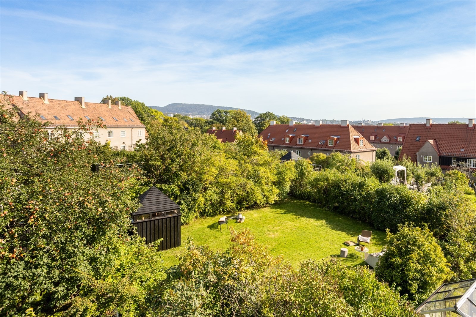 Her befinner man seg svært skjermet og tilbaketrukket til i en nydelig oase omkranset av frodig beplantning. Galleribilde