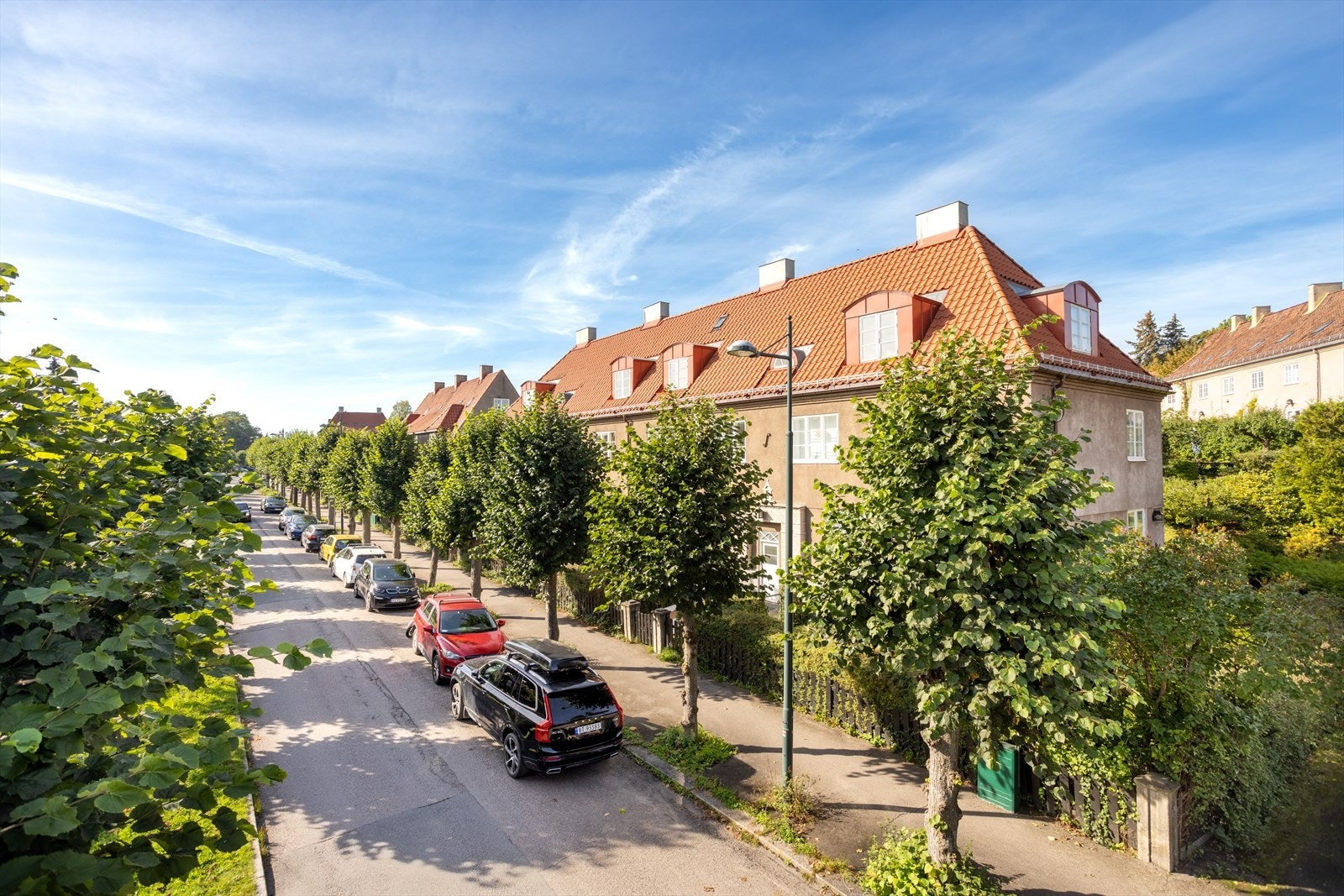 Beliggenheten er meget god, og gir umiddelbar nærhet til blant annet Damplassen og Harald Hals park. I tillegg er det kort vei til skoler og barnehagetilbud, servicetilbud og offentlig kommunikasjon. Galleribilde