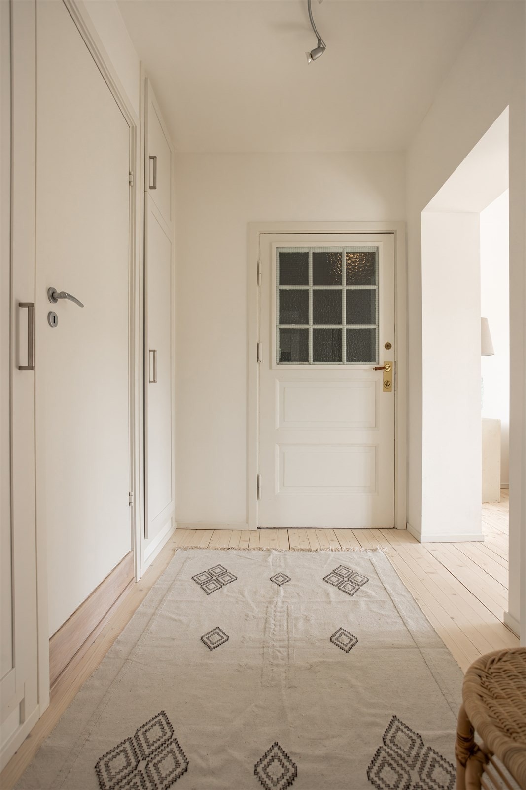 Det er to romslige skap i entréen for oppbevaring av sko og yttertøy. Galleribilde