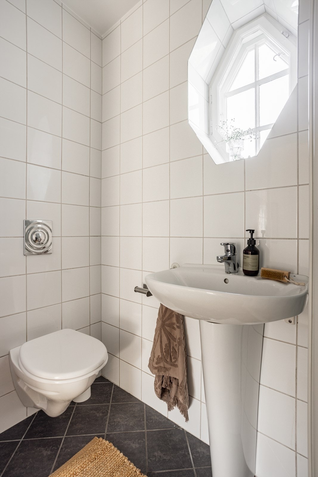 Det er flislagt gulv med elektriske varmekabler, flislagte veggflater og malt innvendig tak. Galleribilde