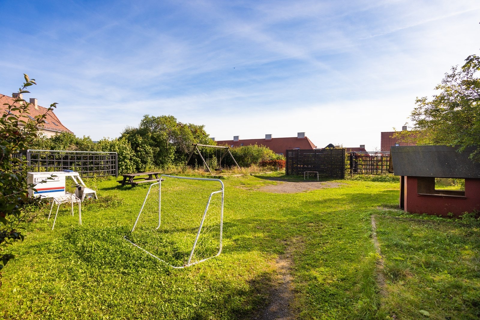 Fra det indre gårdsrommet er det enkel tilgang til lekeplass for de minste. Galleribilde