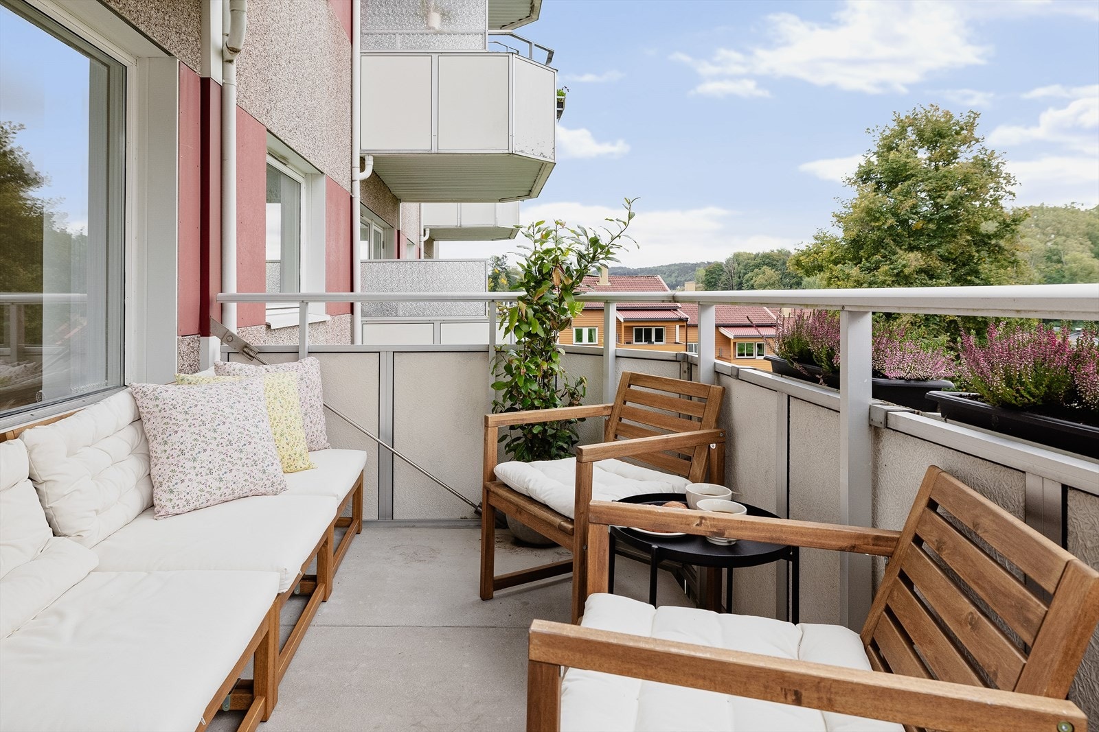 Balkongen ligger sydvendt med gode solforhold. Galleribilde