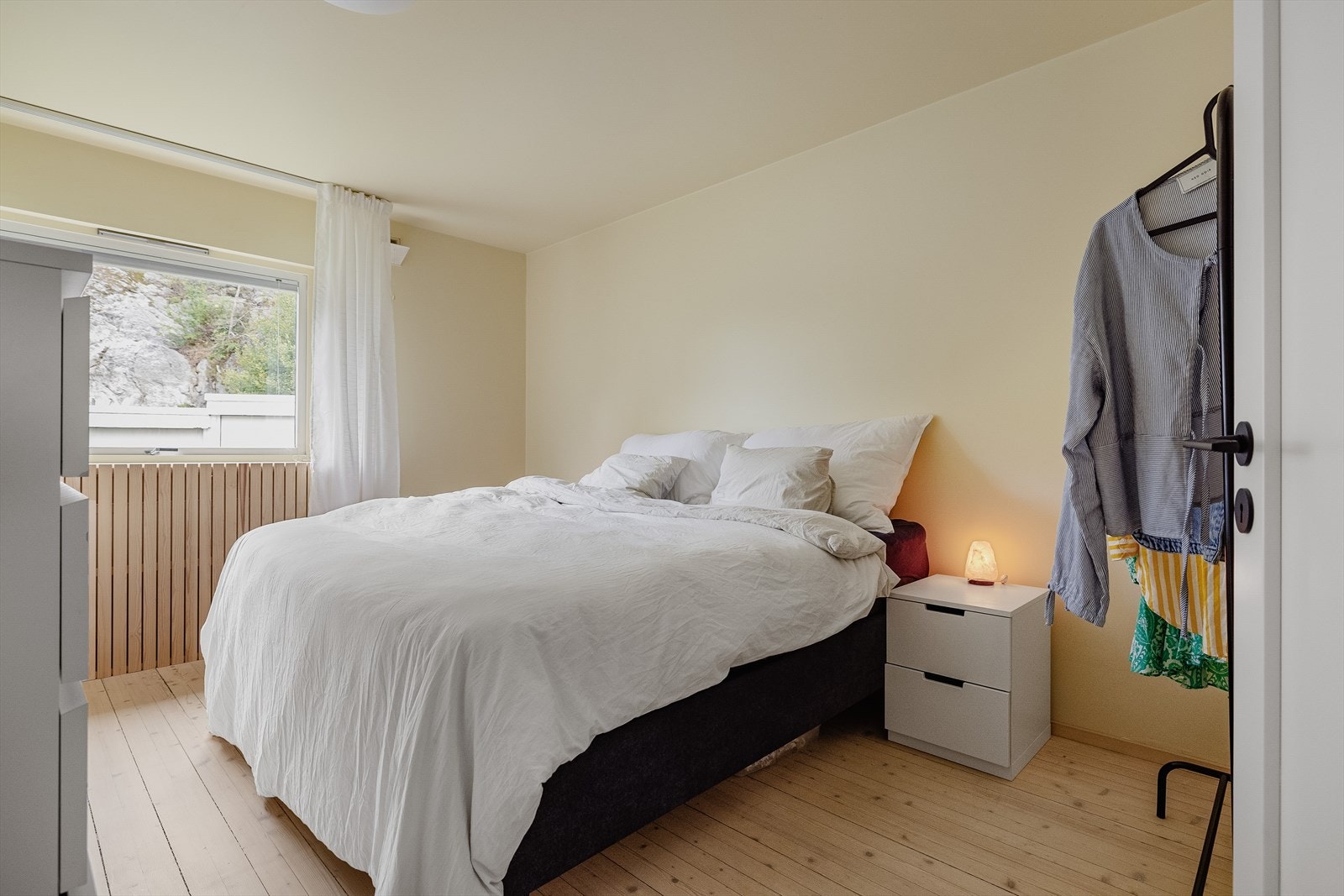 Romslig hovedsoverom. Her er det plass til et garderobeskap på sideveggen. Galleribilde