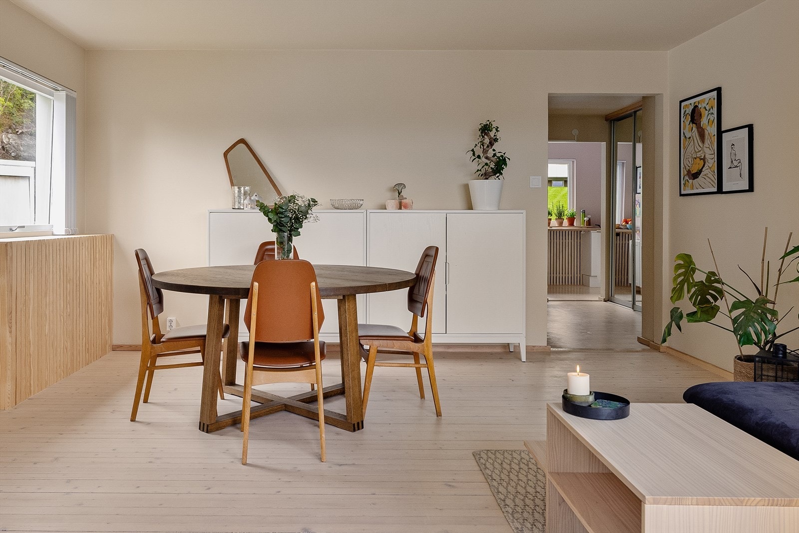 Nydelig heltre gulv som er blitt slipt og behandlet. Vegger og himlinger er sparklet og malt. Galleribilde