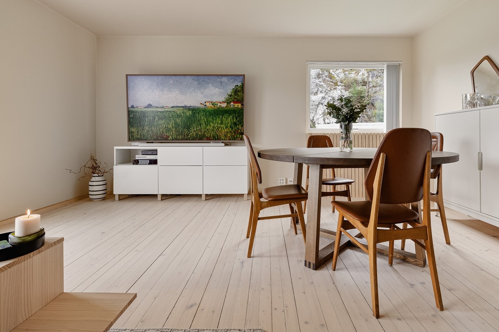 De månedlige felleskostnadene vil være på ca. kr. 7.500,-/mnd - dette inkluderer de nye balkongene og oppgraderte fasaden. Galleribilde