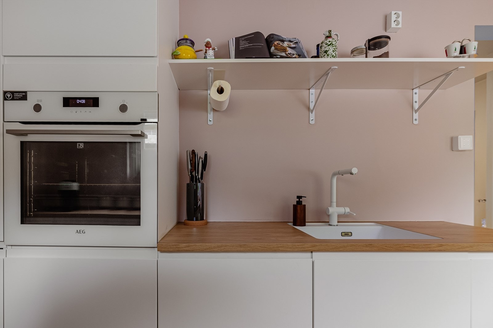 AEG-komfyr som kan styres gjennom WiFI. Nedfelt kum i hvitt med matchende blandebatteri. Galleribilde