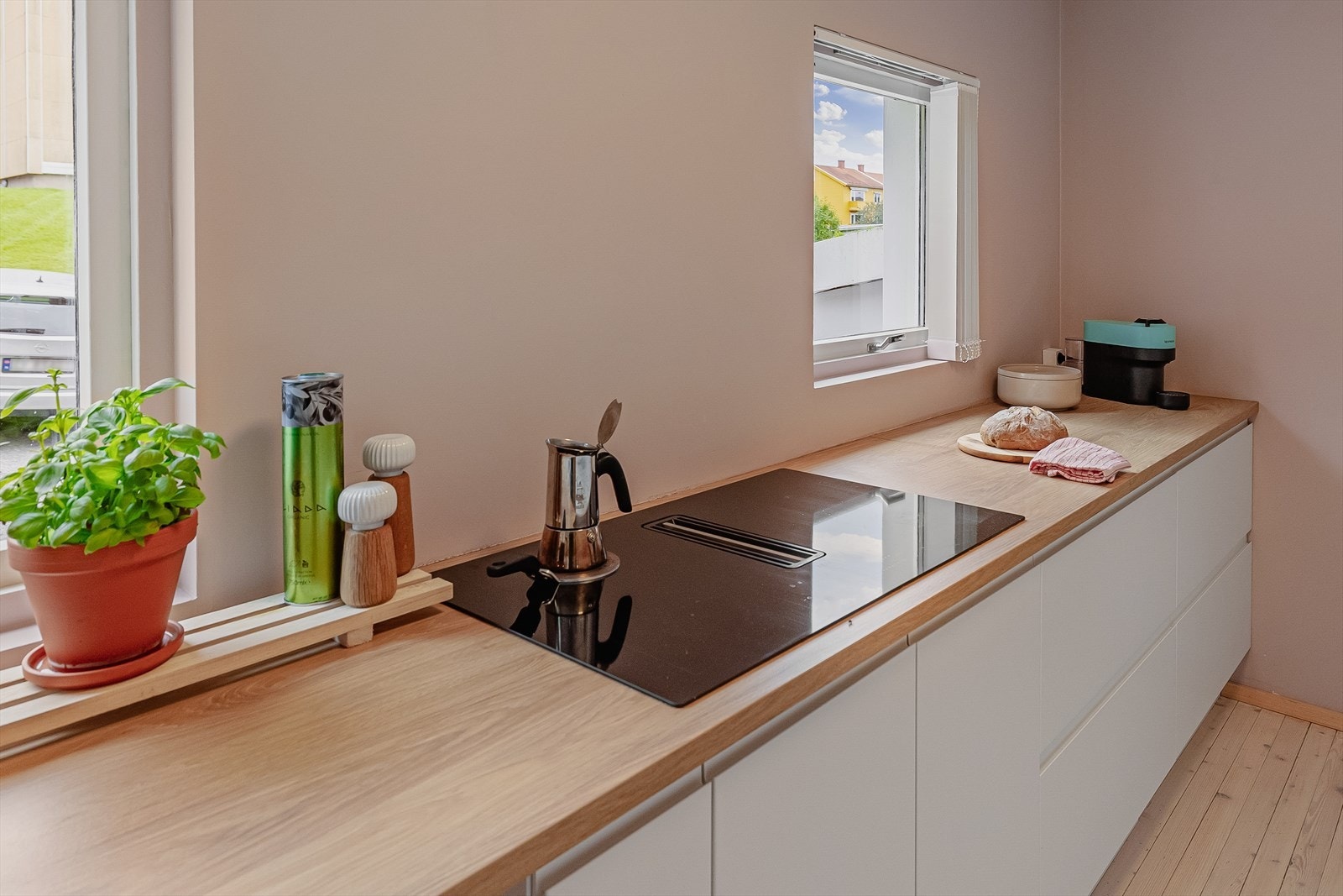 Platetopp med integrert ventilator med kullfilter. Galleribilde