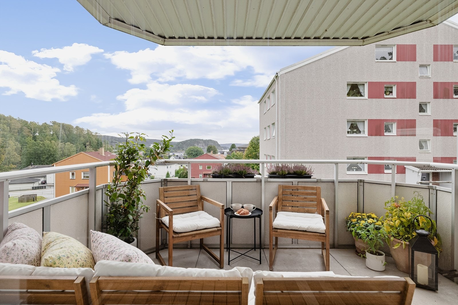 Styret har vedtatt utvidelse og innglassing av balkongene i bygget gjennom firmaet Balco. Illustrasjoner vedlagt salgsoppgave. Galleribilde