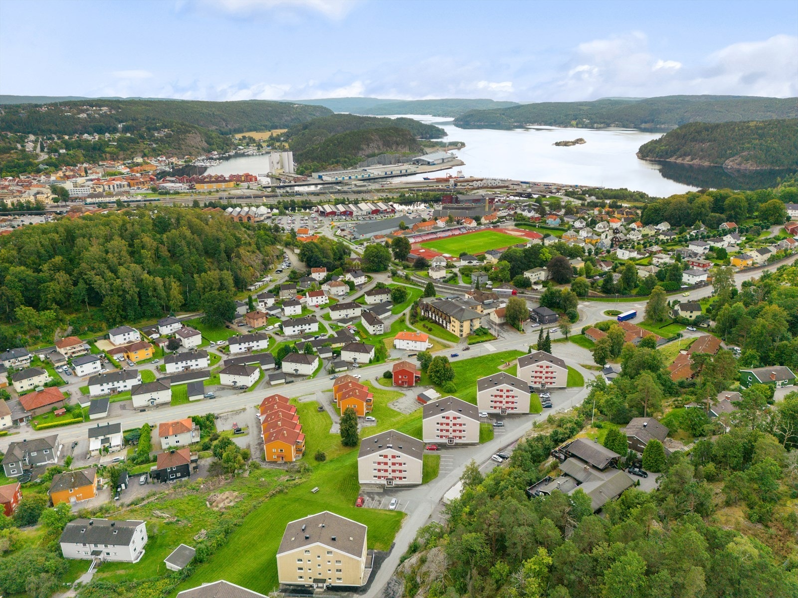 Kort vei til byens største kjøpesenterområde langs elven, hvor Tista-senteret og det omkringliggende Høvleriområdet tilbyr et rikt utvalg av butikker og restauranter. Galleribilde