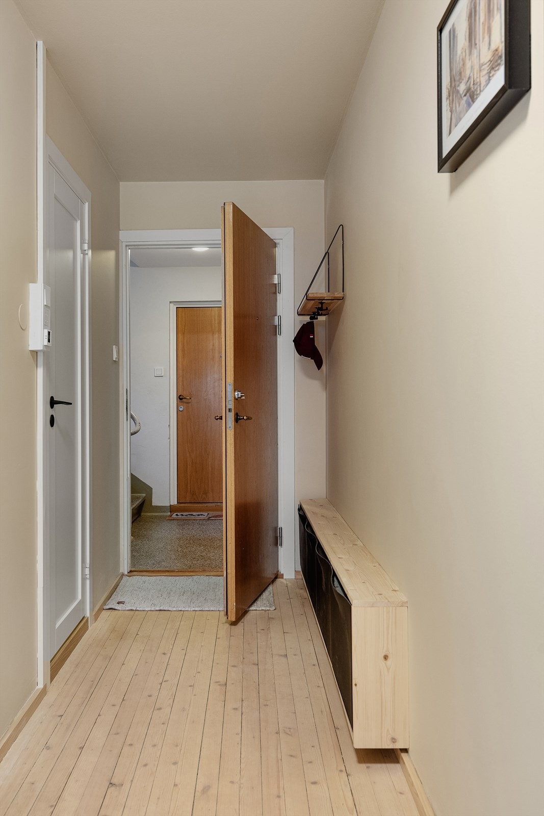 Vegghengt skoskap. Galleribilde