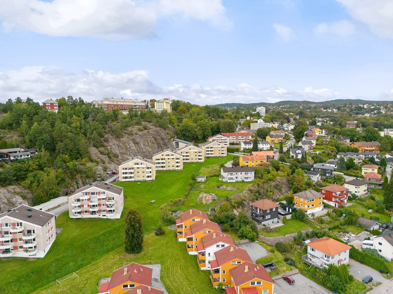 Leiligheten er plassert i et ettertraktet område på nordsiden av Halden sentrum, og kombinerer nærhet til både natur og byliv. Galleribilde