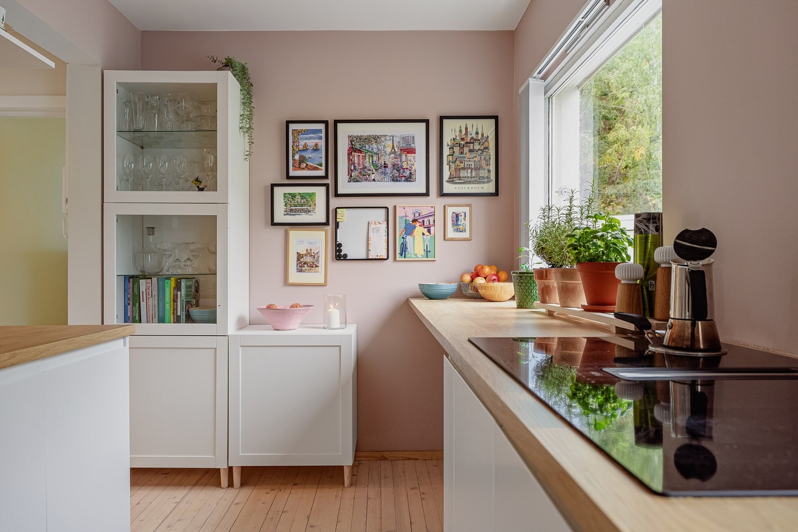 Det er montert lamellgardiner som medfølger for skjerming av innsyn. Galleribilde