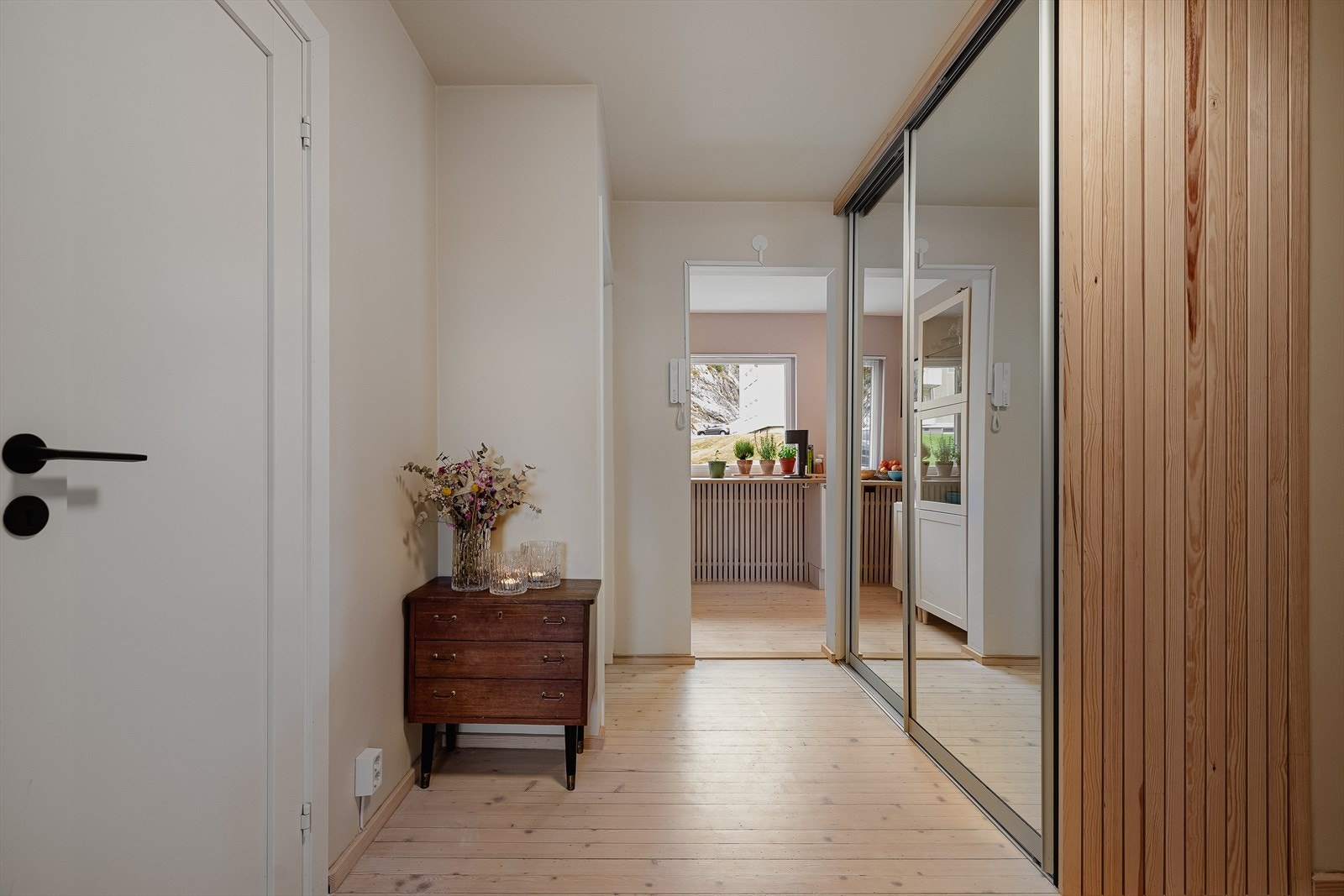 Skyvedørsgarderobe med god plass! Galleribilde