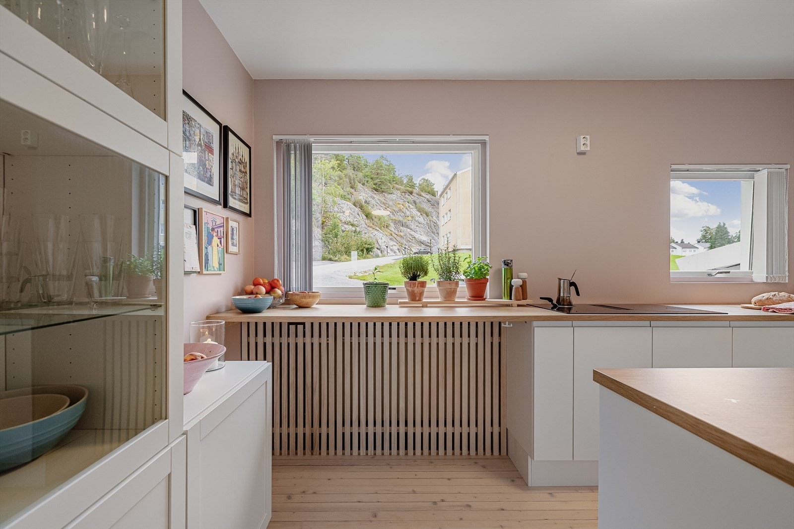 Nyoppusset kjøkken med innredning fra HTH. Galleribilde