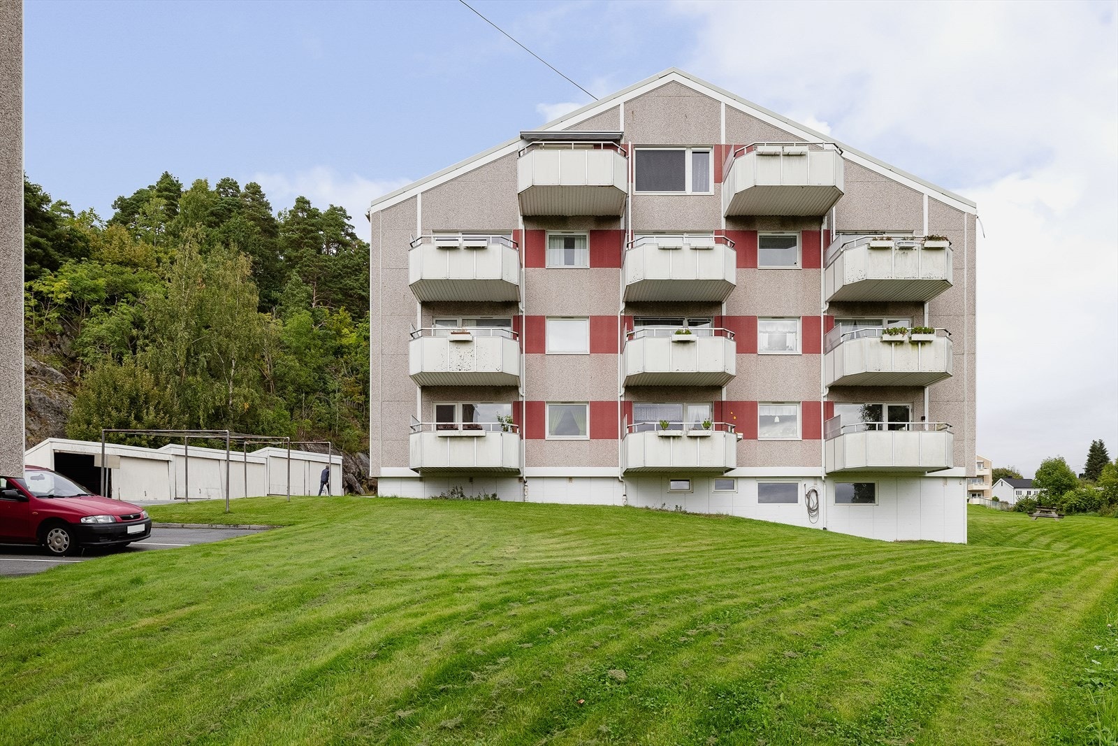 Se vedlegg til annonse og salgsoppgave for illustrasjoner for den kommende oppgraderte fasaden og balkongene. Galleribilde