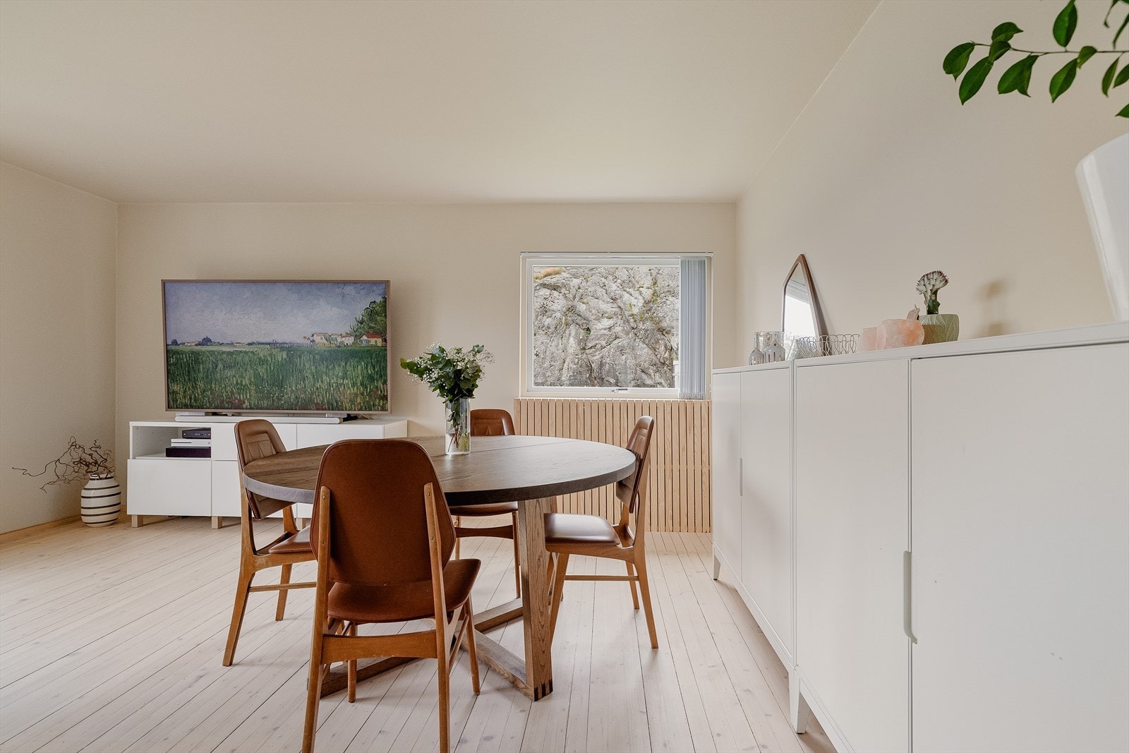 Vannbåren varme gjennom radiatorer, som for øvrig er pent innkasset med trespiler. Oppvarmingen er inkludert i felleskostnadene. Galleribilde