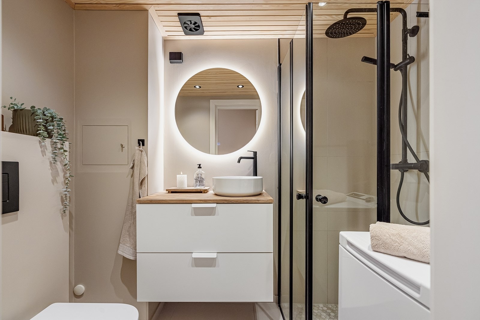 Bad pusset opp i 2023. Flislagt gulv og flislagte vegger i dusjsone, slette malte vegger ellers på badet. Galleribilde