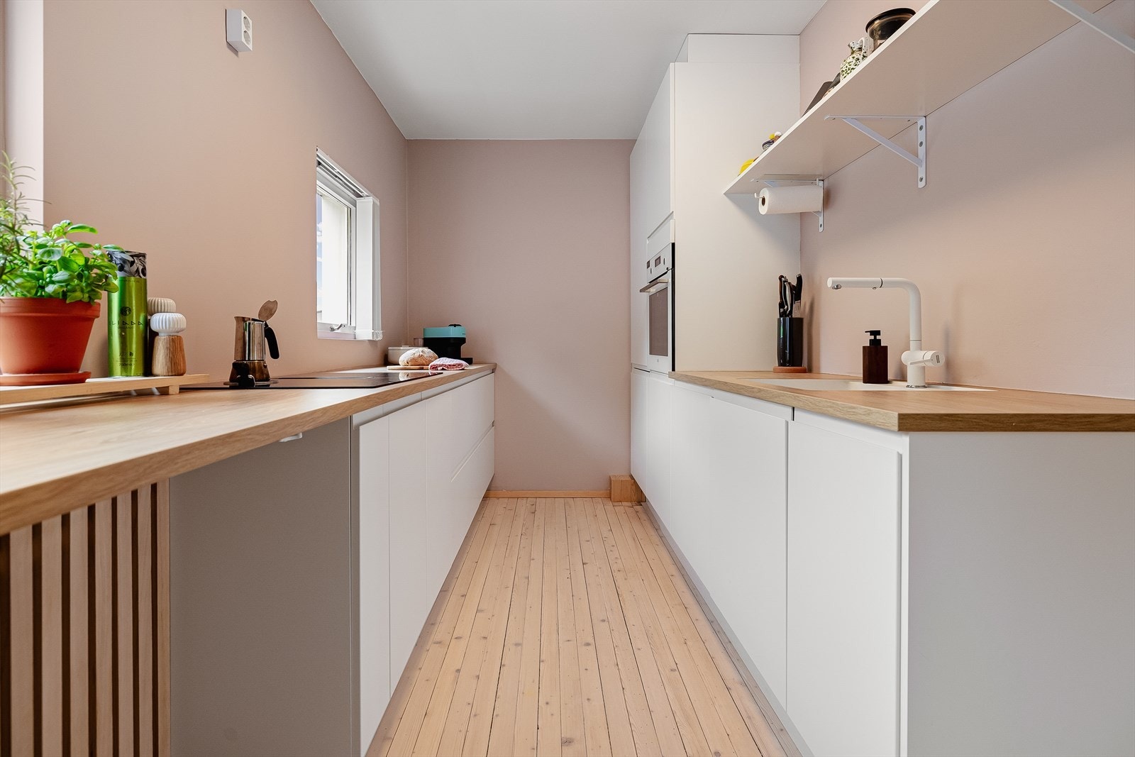 Integrerte hvitevarer; Oppvaskmaskin, kjøl- og fryseskap, komfyr. Galleribilde