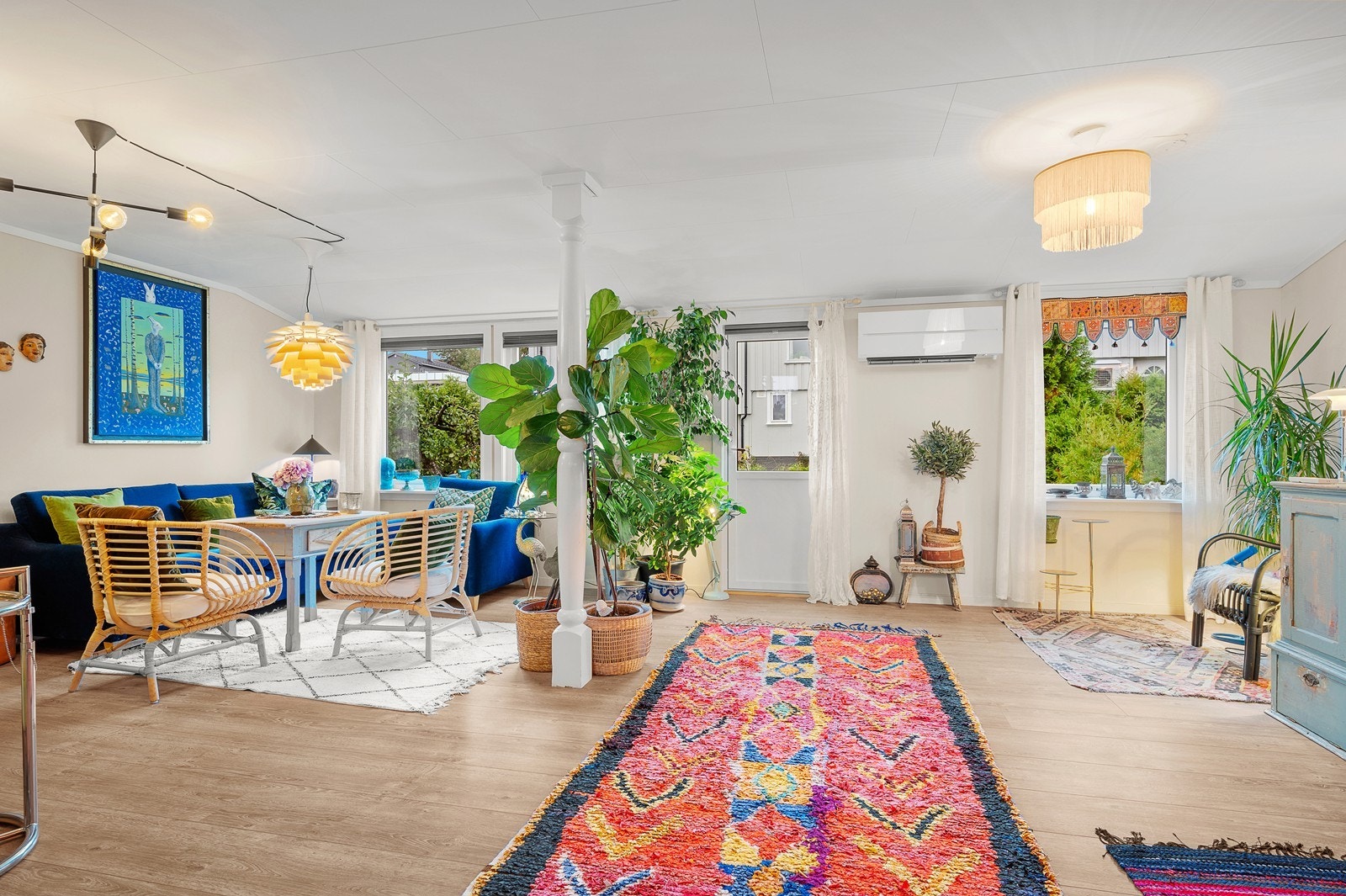 Ekstra utbygd romslig stue med store vindusflater som slipper inn godt med dagslys. Galleribilde