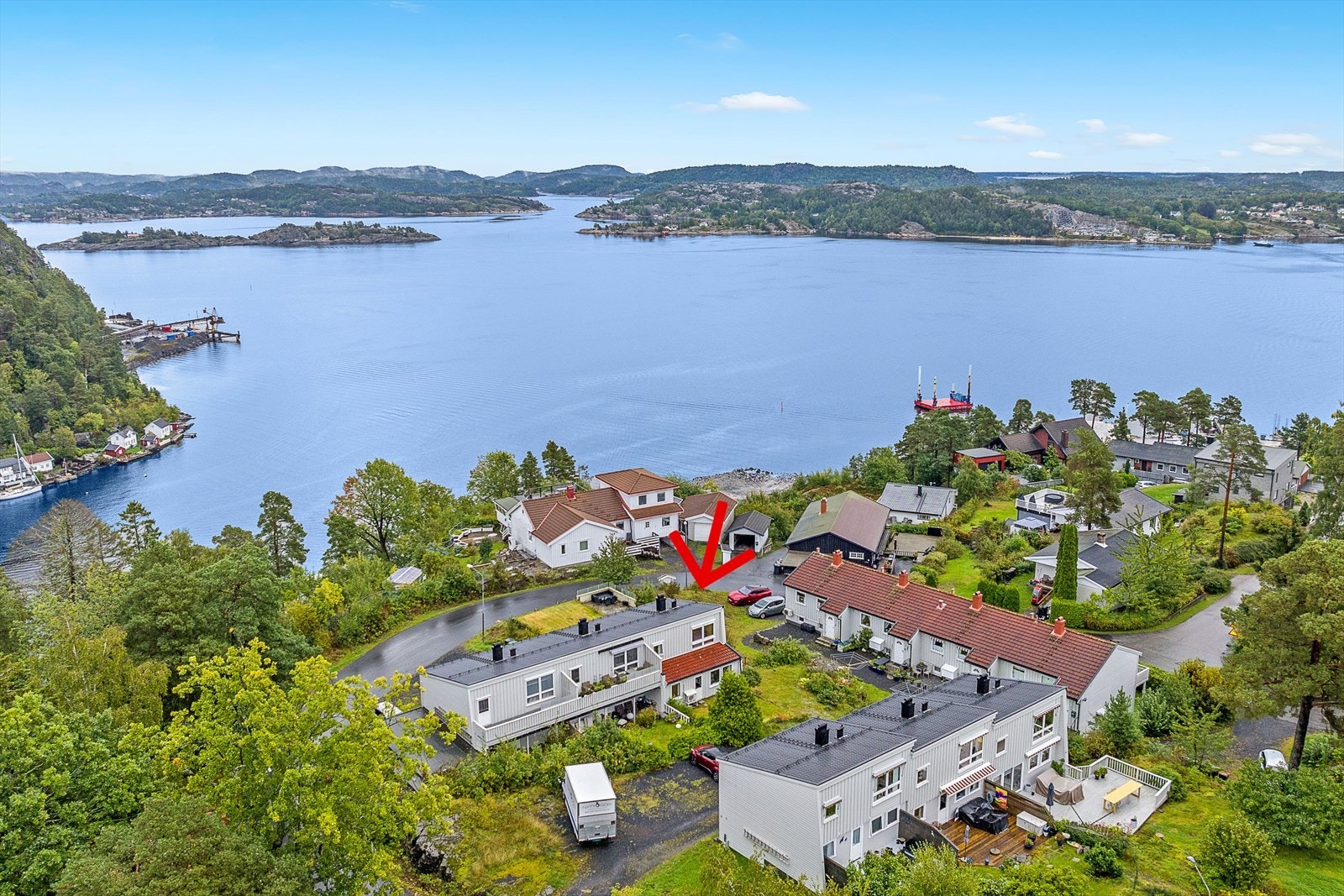 Ekstra påbygd enderekkehus med sjøutsikt og stor hage. Galleribilde